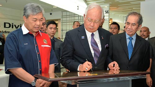 Najib announcing the five-day client charter at the launch of ESD on June 19 last year. With him is Zahid (left) and Datuk Seri Dr Wan Junaidi Tuanku Jaafar.