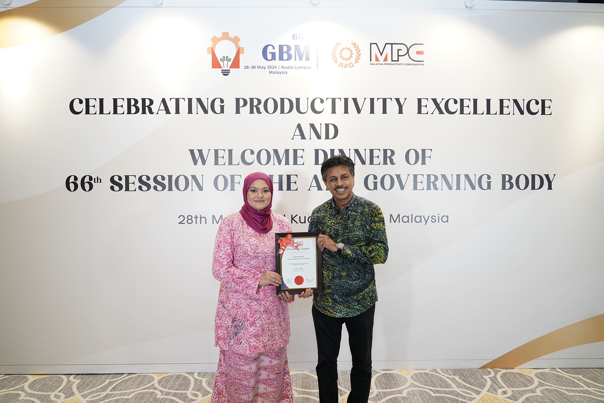 Mr. Thomas Mathew, TalentCorp Group Chief Executive Officer with Ms. Sabihah Ahamad, Senior Vice President, MYXpats Operations holding the Productivity Champion Award.