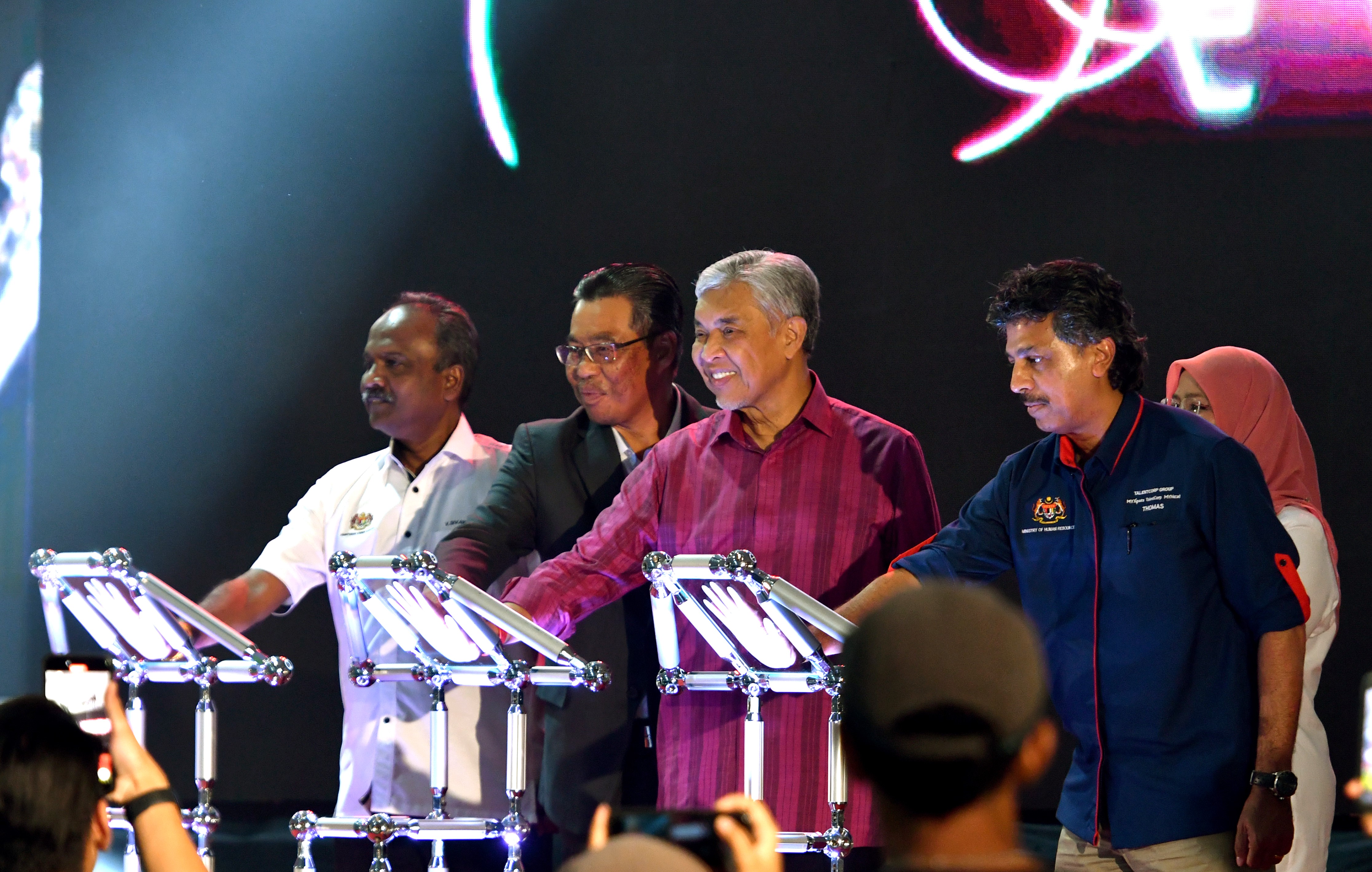 Pelancaran platform mynext TVET oleh YAB Dato' Seri Dr. Ahmad Zahid bin Hamidi, Timbalan Perdana Menteri bersama YB Tuan V. Sivakumar, Menteri Sumber Manusia, YBhg. Dato' Hajah Norison Ramli, Timbalan Ketua Setiausaha Kementerian Sumber Manusia, YBhg. Dato' Seri Dr Zulkapli Mohamed, Ketua Pengarah Perkhidmatan Awam, dan Encik Thomas Mathew, Ketua Pegawai Eksekutif Kumpulan Syarikat TalentCorp