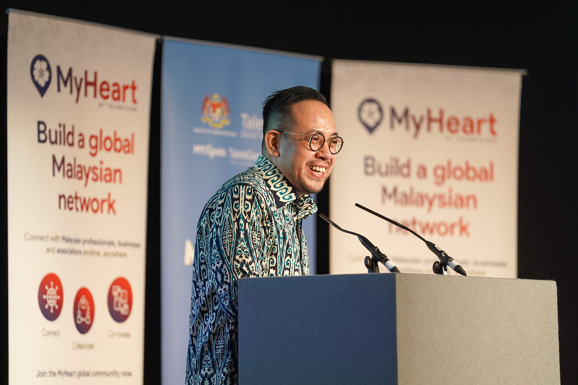 Steven Sim Chee Keong, Minister of Human Resources delivering his officiating speech during Salam Dari Malaysia Programme.