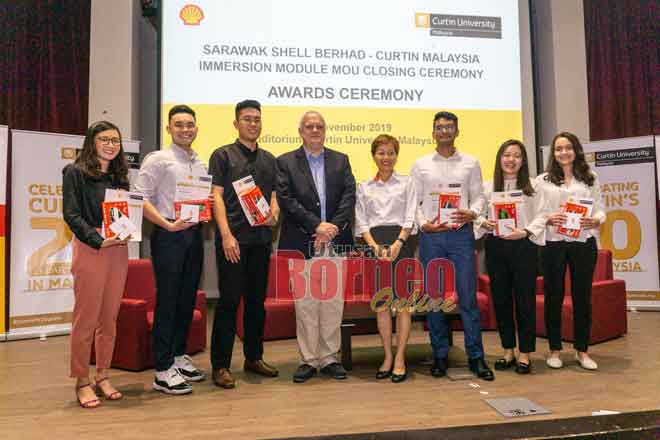 TAHNIAH: Chieng dan Mienczakowski (empat dan lima kanan) bersama pelajar terbaik ‘Immersion Modules’ yang disampaikan sempena majlis penutupan program itu di Curtin Malaysia.